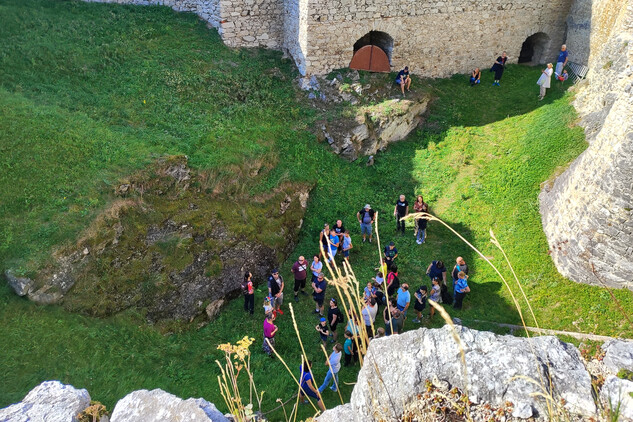 Ve vnitřním příkopu, který je přístupný jen výjimečně (září 2023)